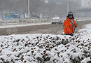 晋中：环卫工人清理积雪