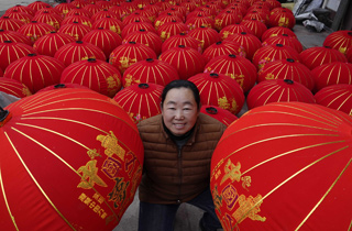 赶制红灯笼红红火火迎鼠年