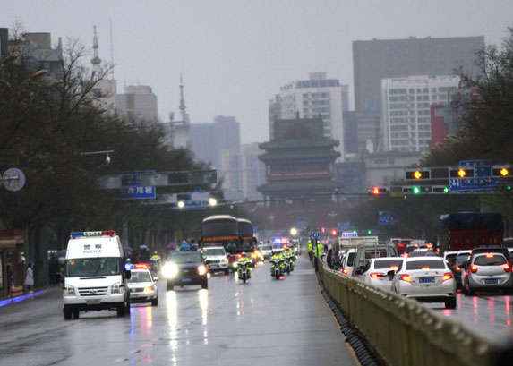 临汾：冒雨迎接英雄凯旋