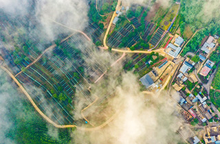 中条山云蒸雾绕如仙境